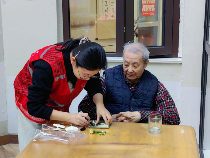 情暖夕阳织时光 宋锦风铃传温情 ——山东大学学生唐仲英爱心社